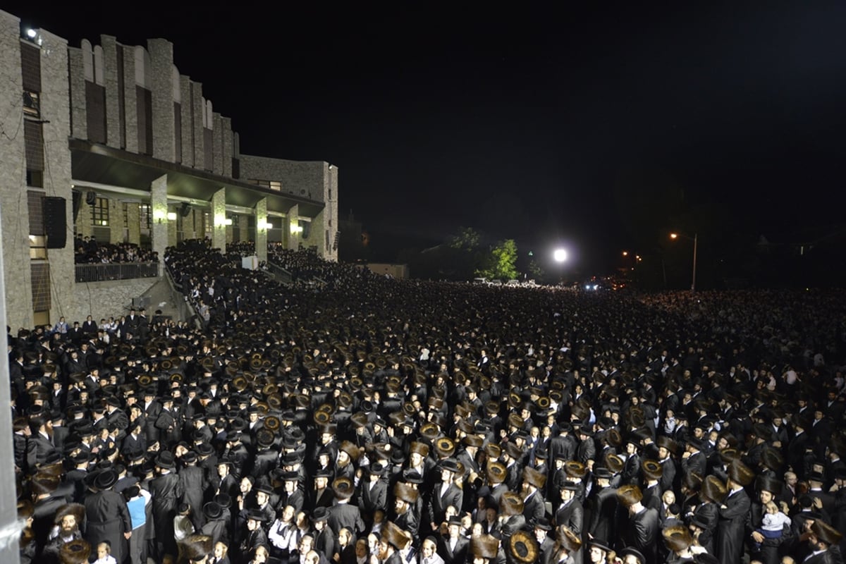 רבבות ב'שבועות' בסאטמר • תיעוד מרהיב