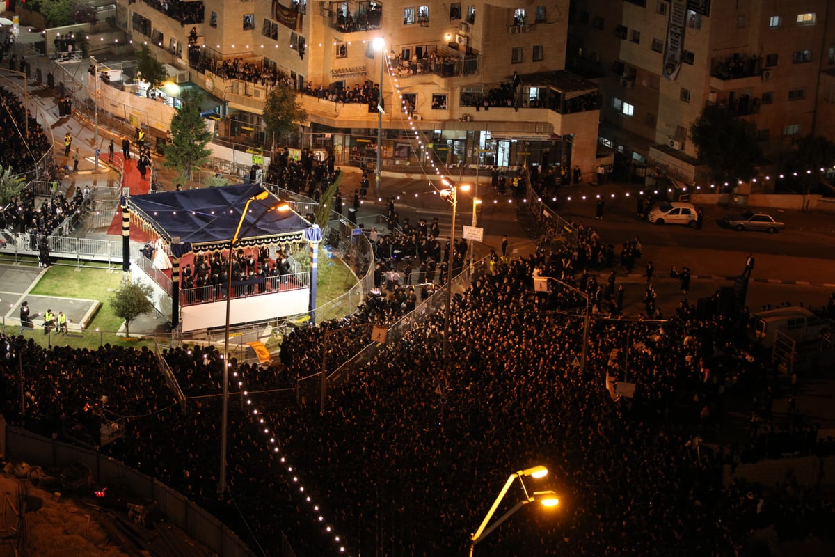 האדמו"ר איחל "מזל טוב" ואלפי החסידים חגגו • צפו