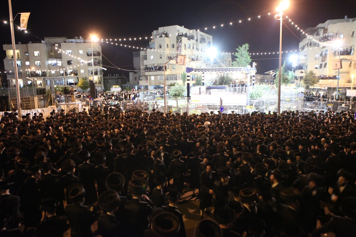 האדמו"ר איחל "מזל טוב" ואלפי החסידים חגגו • צפו