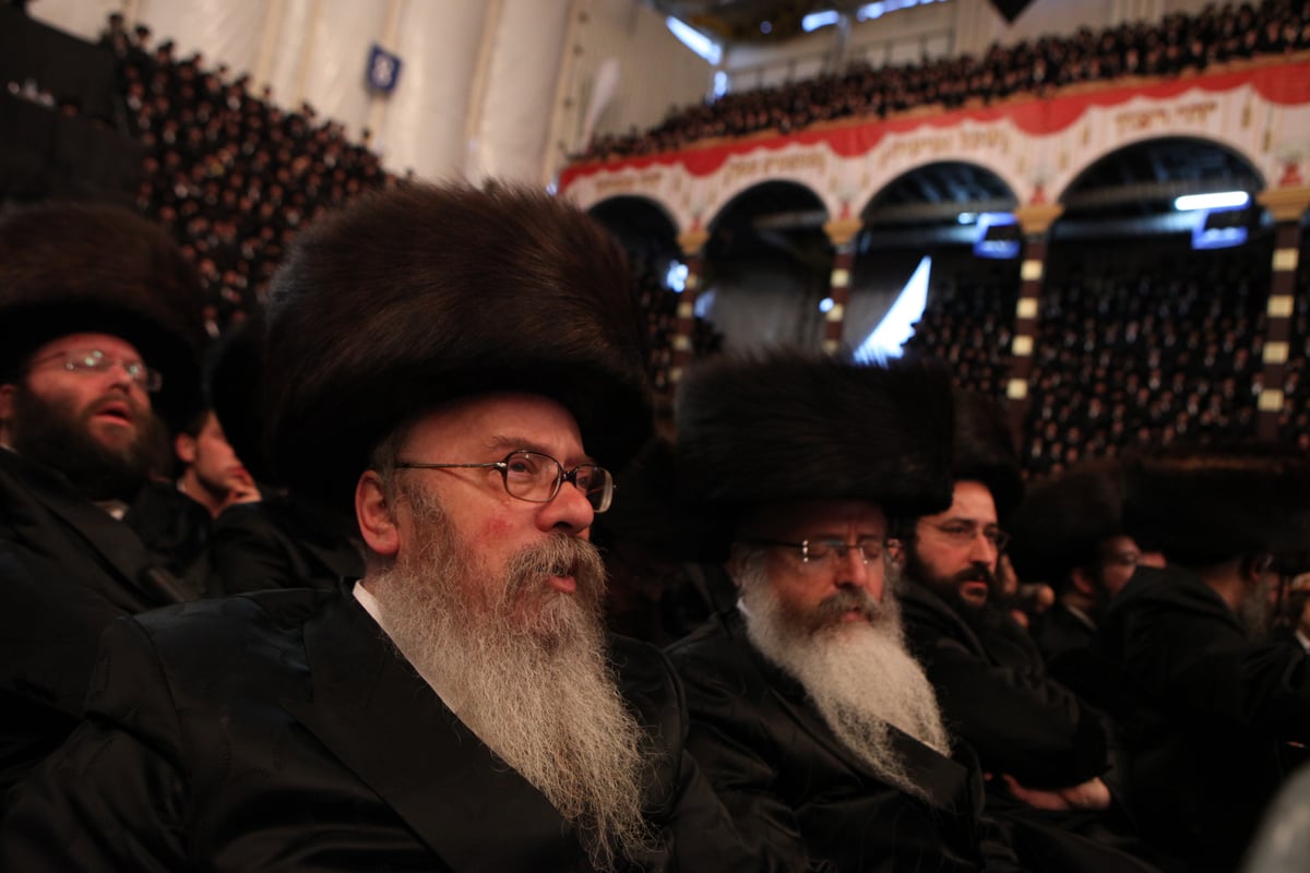 האדמו"ר איחל "מזל טוב" ואלפי החסידים חגגו • צפו