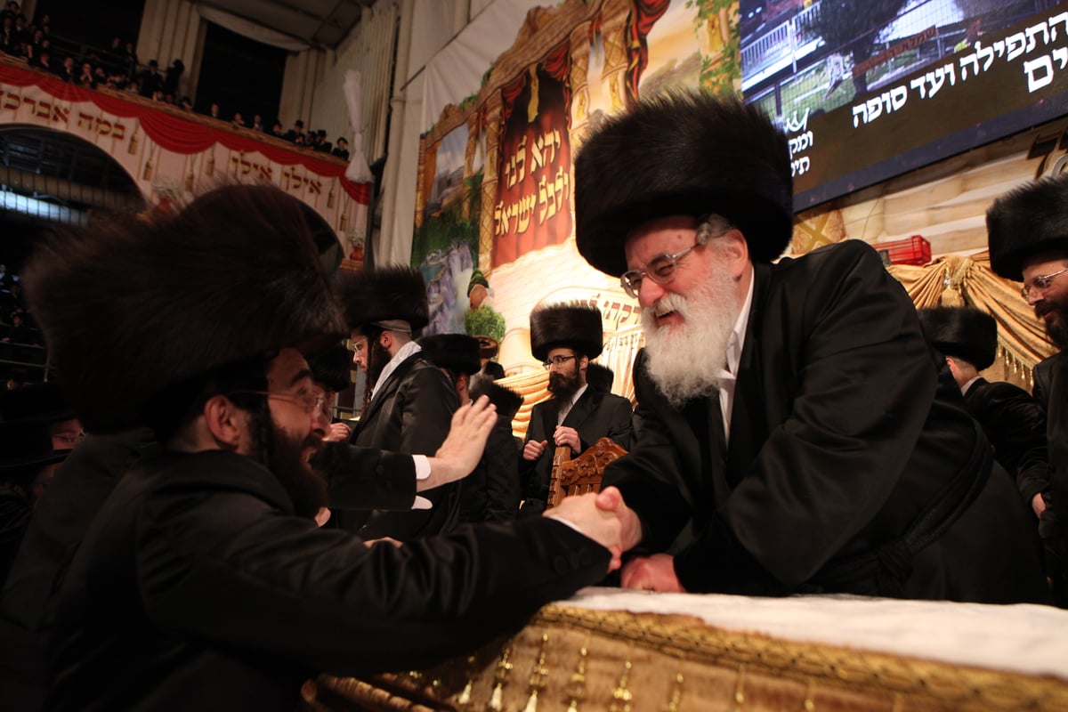 האדמו"ר איחל "מזל טוב" ואלפי החסידים חגגו • צפו