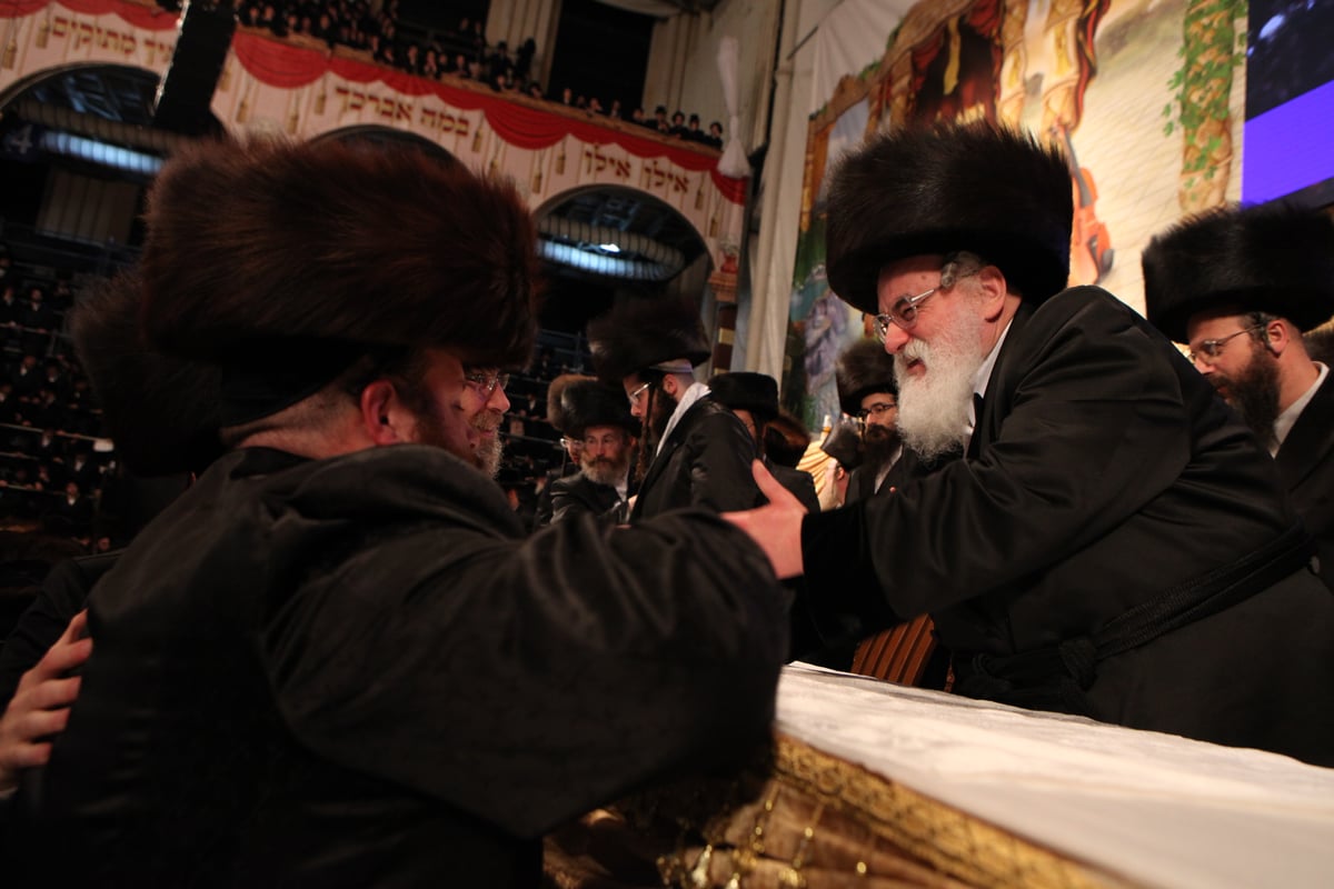 האדמו"ר איחל "מזל טוב" ואלפי החסידים חגגו • צפו