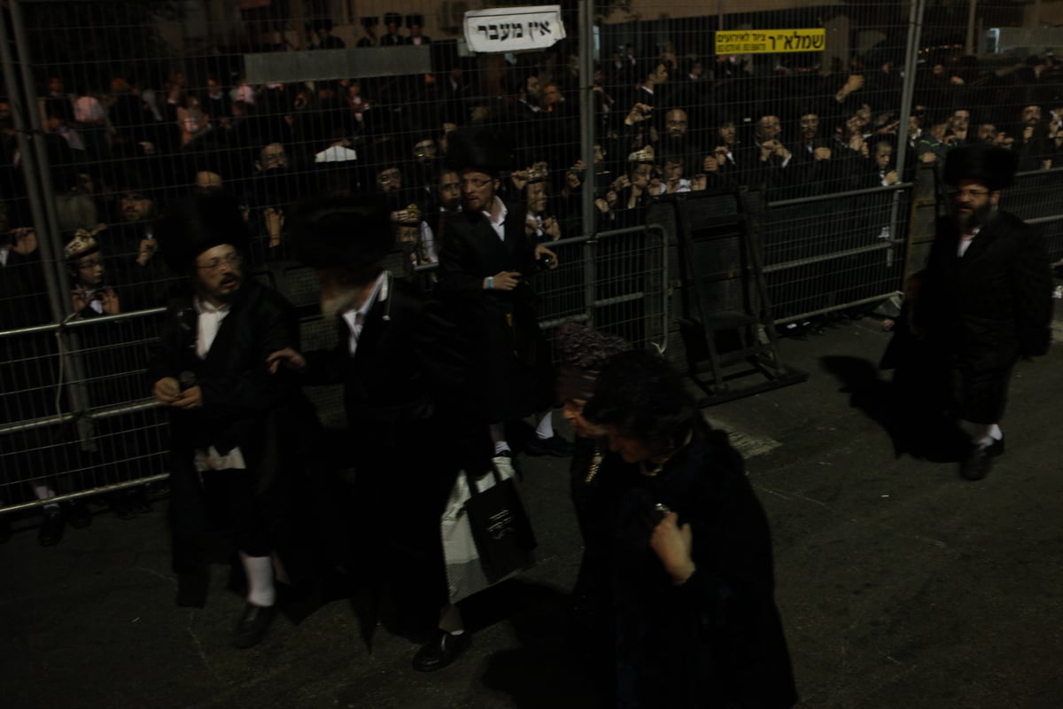 האדמו"ר איחל "מזל טוב" ואלפי החסידים חגגו • צפו