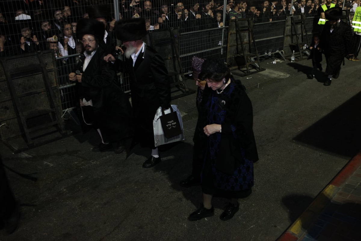 האדמו"ר איחל "מזל טוב" ואלפי החסידים חגגו • צפו