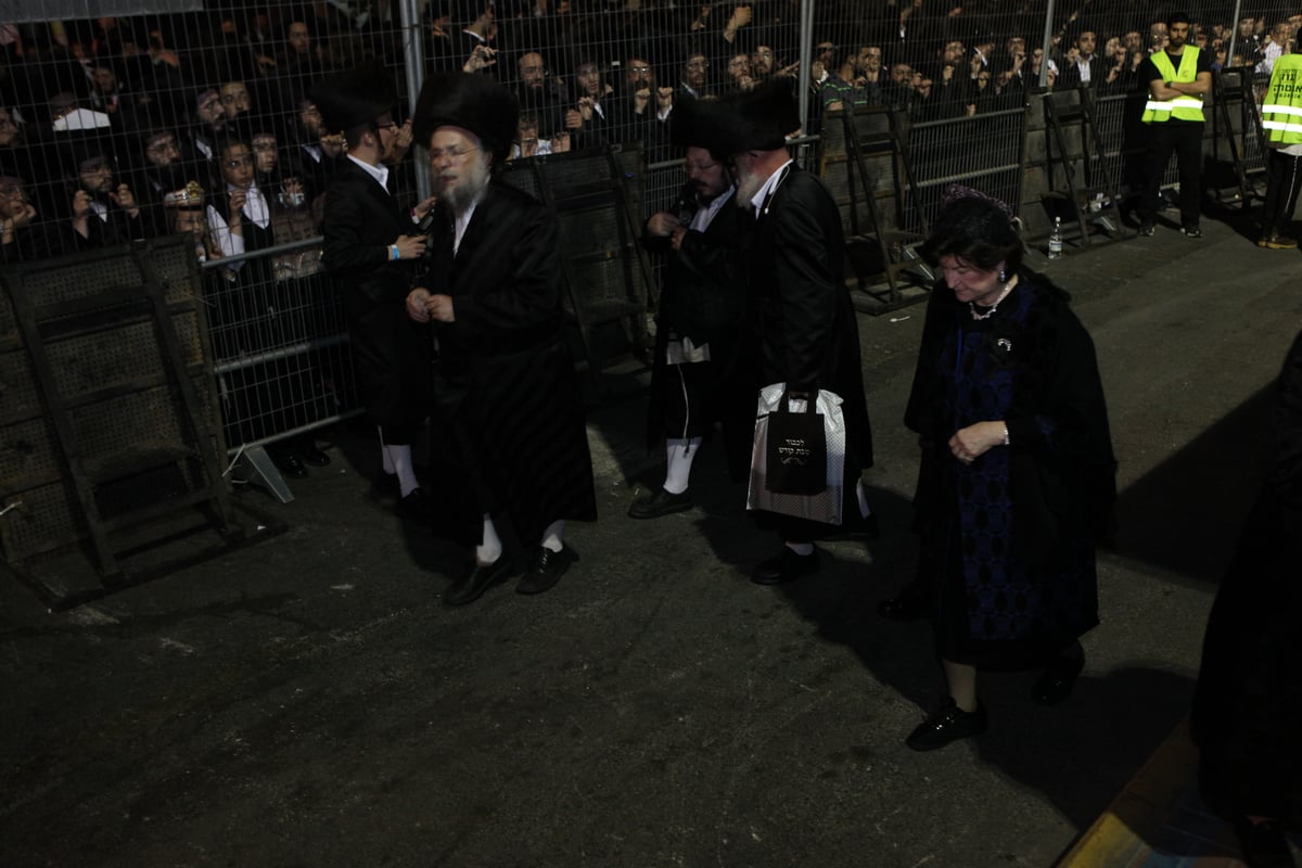 האדמו"ר איחל "מזל טוב" ואלפי החסידים חגגו • צפו