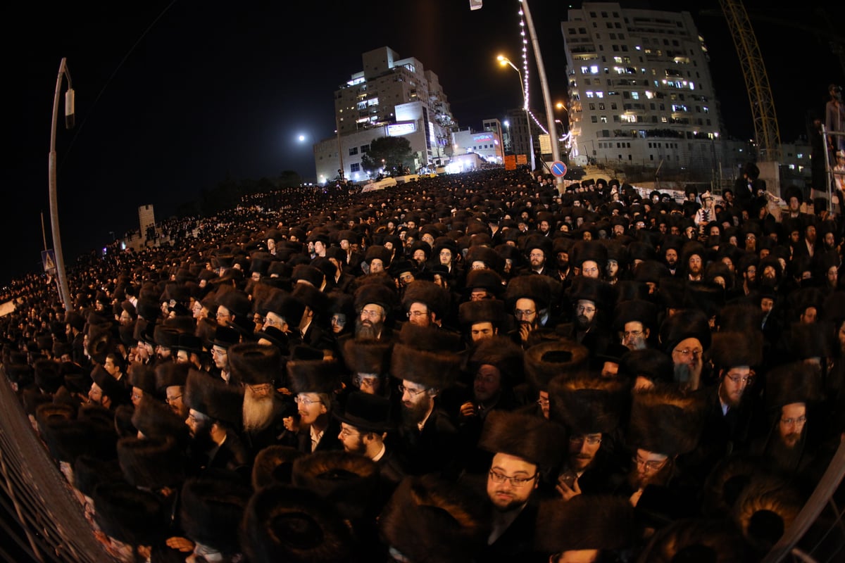 האדמו"ר איחל "מזל טוב" ואלפי החסידים חגגו • צפו