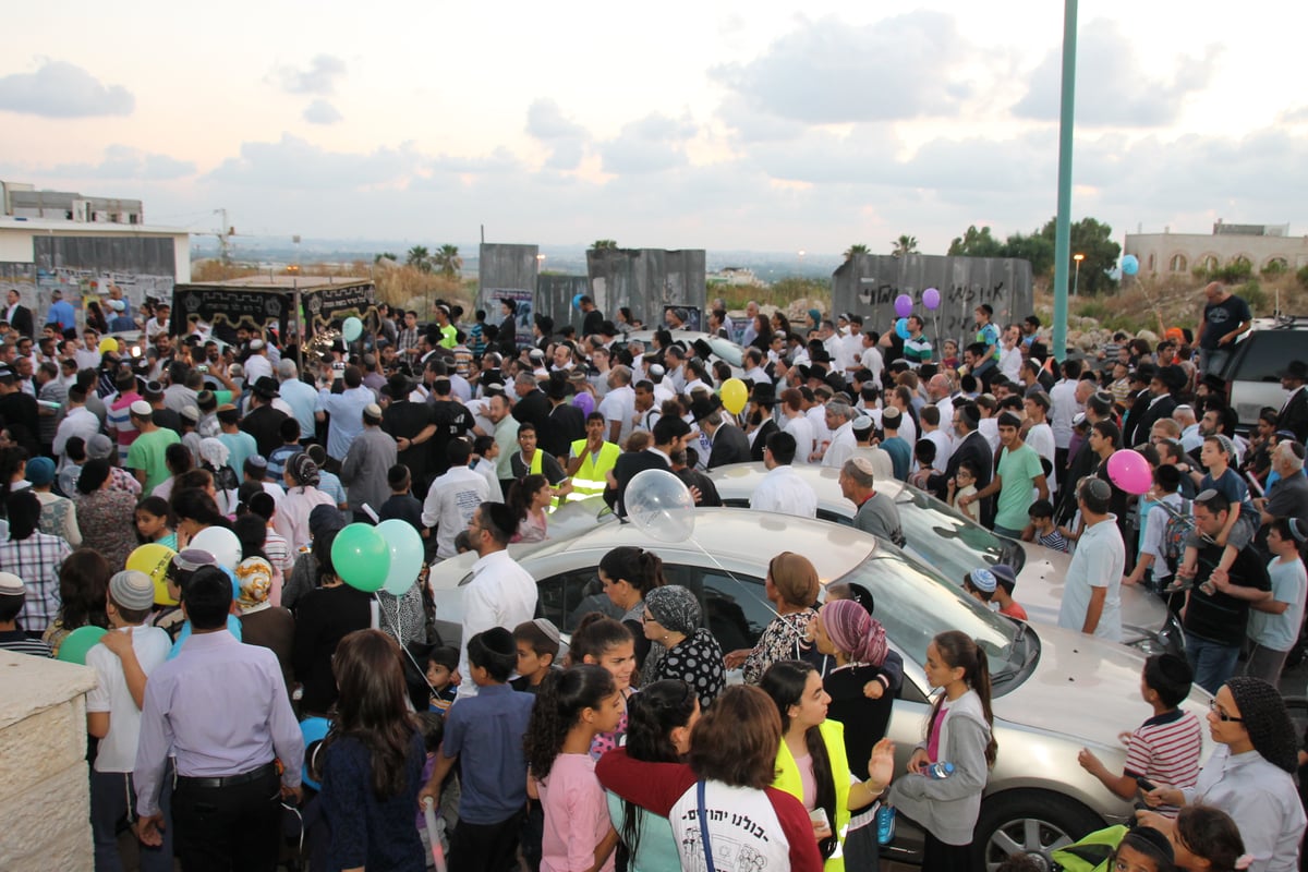 מרגש: הכנסת ס"ת לעילוי נשמת אייל יפרח הי"ד