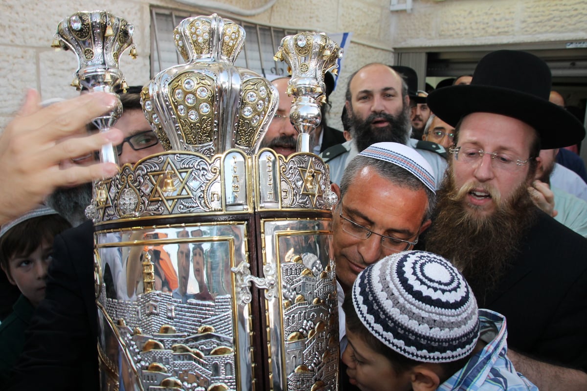 מרגש: הכנסת ס"ת לעילוי נשמת אייל יפרח הי"ד