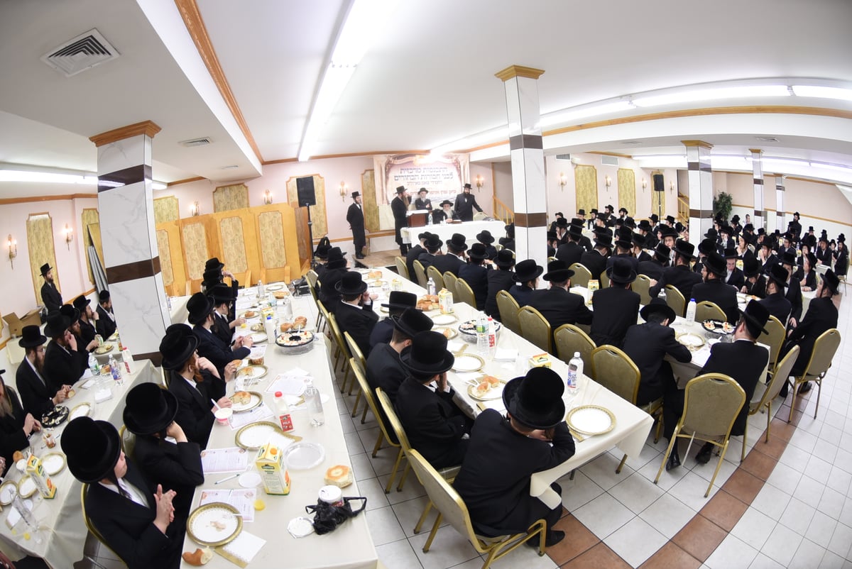 הרבי מצאנז חילק סידור לבחורים • גלריה