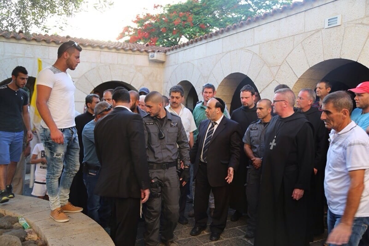 אזולאי בכנסייה שהוצתה: "המציתים פושעים"