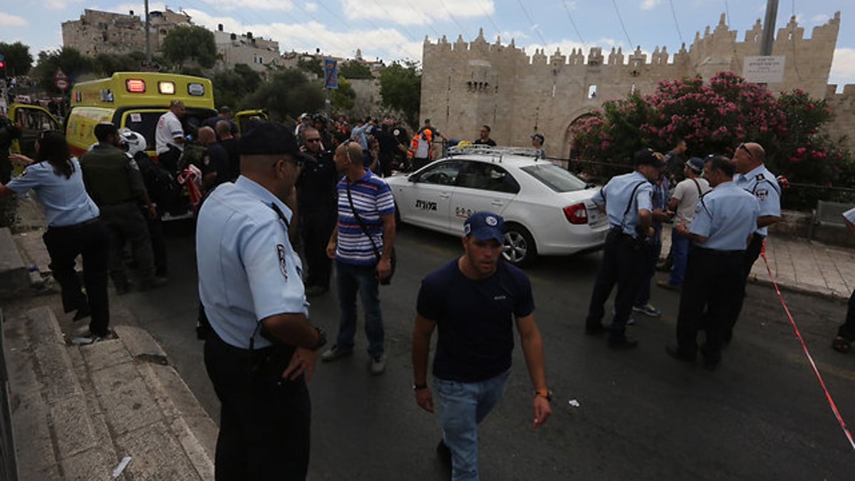 שוטר מג"ב נדקר בשער שכם וירה לעבר המחבל