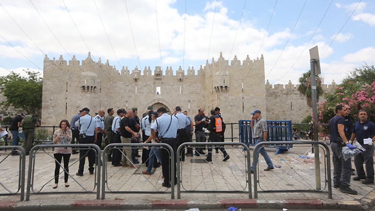 שוטר מג"ב נדקר בשער שכם וירה לעבר המחבל