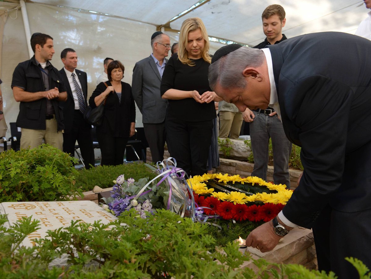 נתניהו קרא קדיש על קברו של אחיו יוני ז"ל