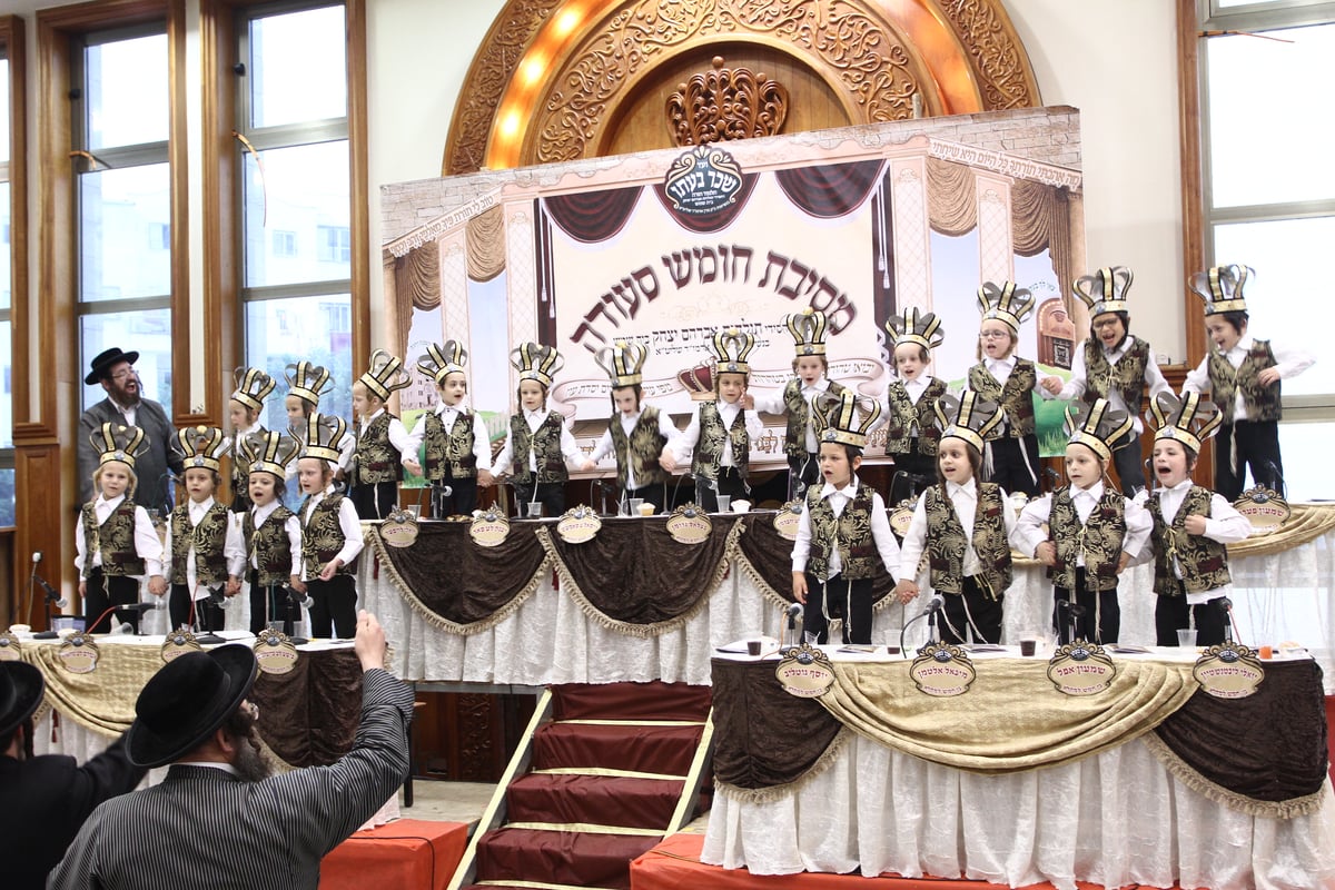 גלריה: האדמו"ר מתולדות אברהם יצחק ב"חומש סעודה"