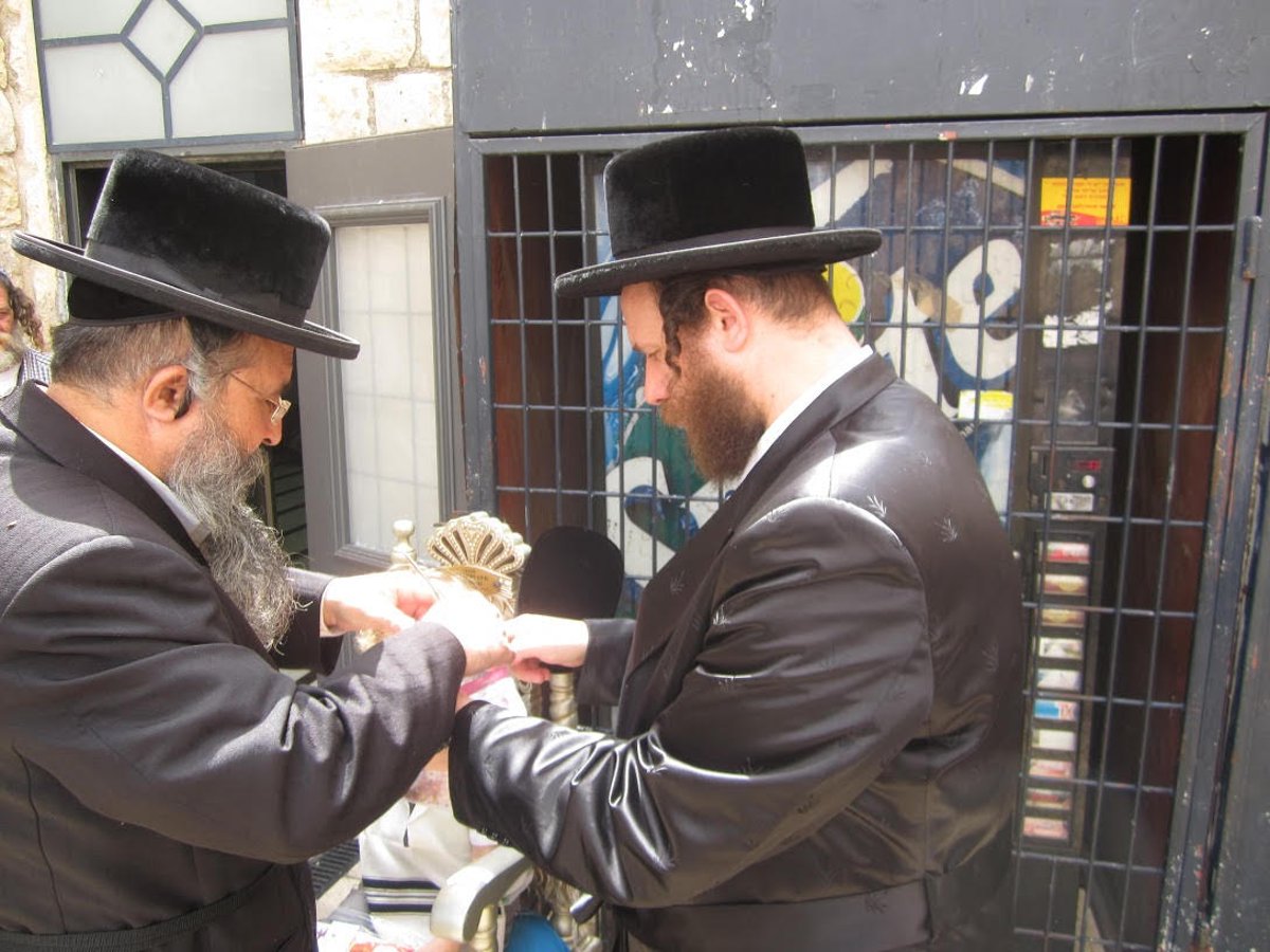 תיעוד: חלאקה לנכד הרבי מויז'ניץ