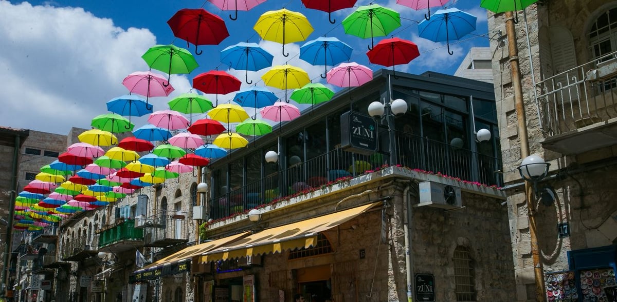 באמצע הקיץ: מטריות בירושלים