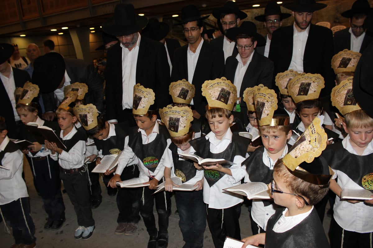 תיעוד: הגרב"מ אזרחי העניק לילדי הת"ת את הסידור הראשון שלהם