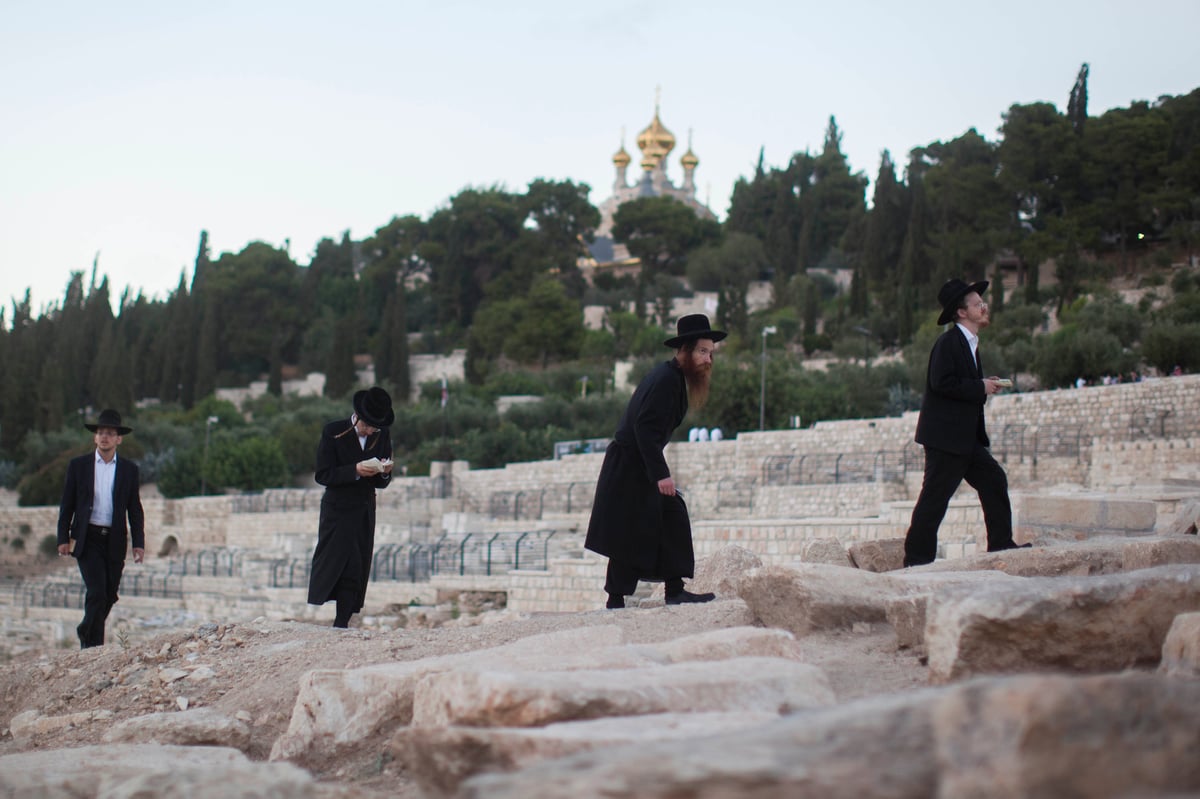 מתפללים בדרך לציון 'האור החיים' הקדוש