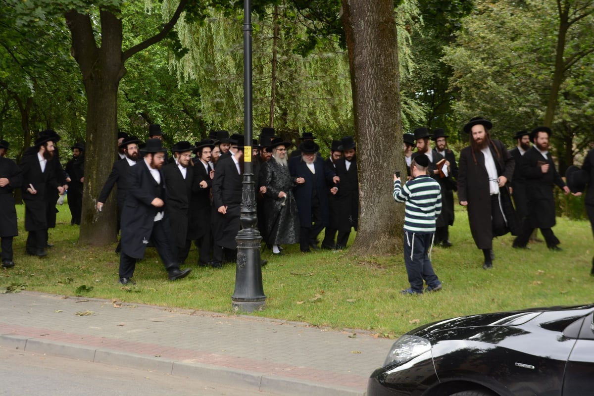 האדמו"ר מסאטמר בכה: "שנכניע את היצר הרע של המכשירים הטמאים"