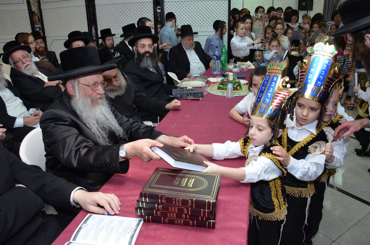 בת"ת צאנז בחיפה חגגו "חומש סעודה" • תמונות