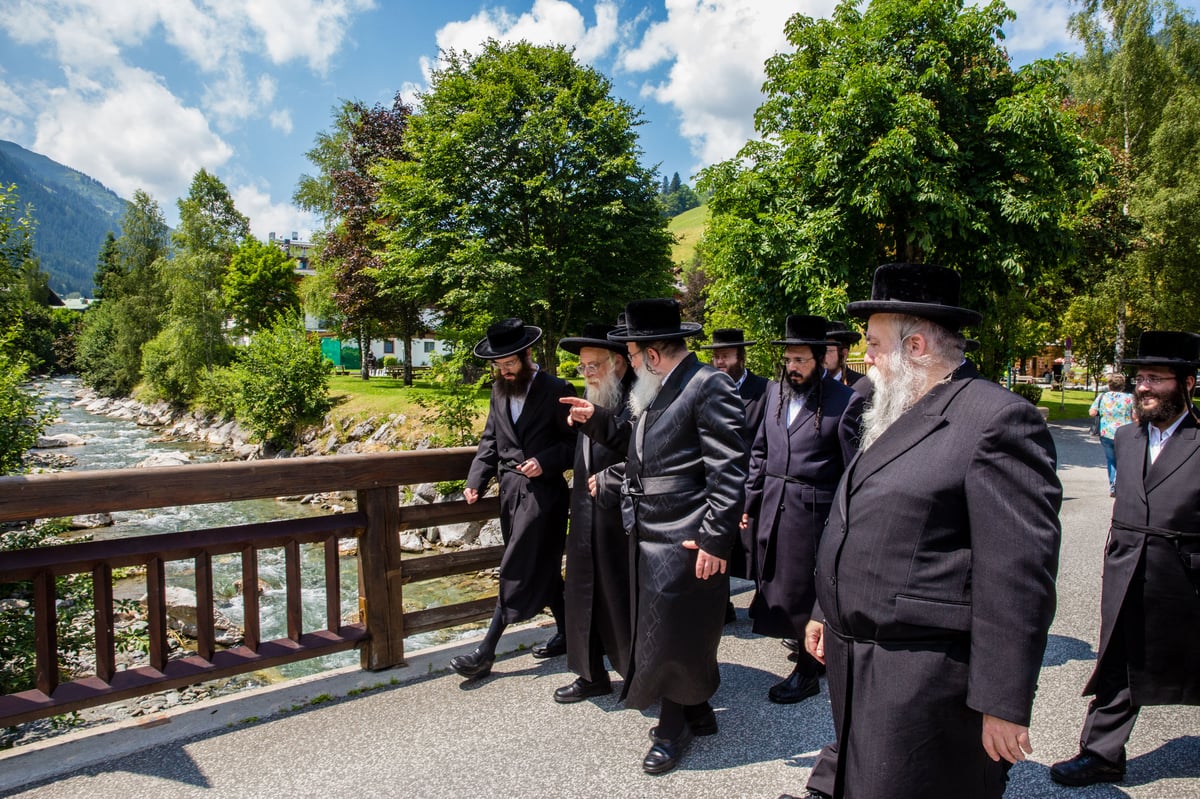 בנאות דשא: האדמו"רים מתולדות אהרן ונדבורנא נפגשו בעיירת הנופש • צפו