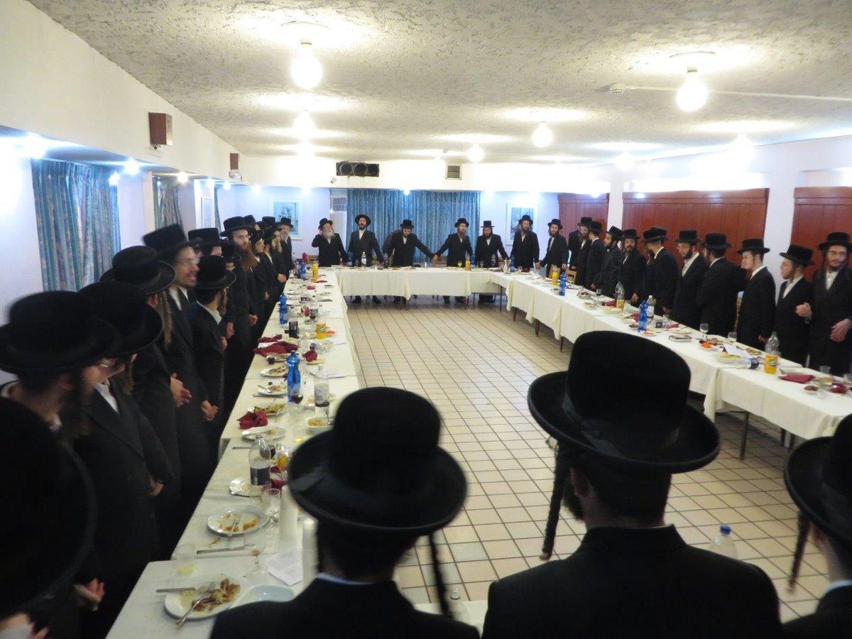 אברכים סיימו את הש"ס, הרבי העניק מלגה. תיעוד