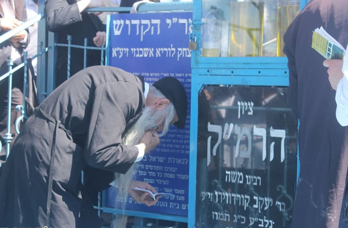 תיעוד: הראשל"צ הגר"ש עמאר במירון ובקבר האר"י