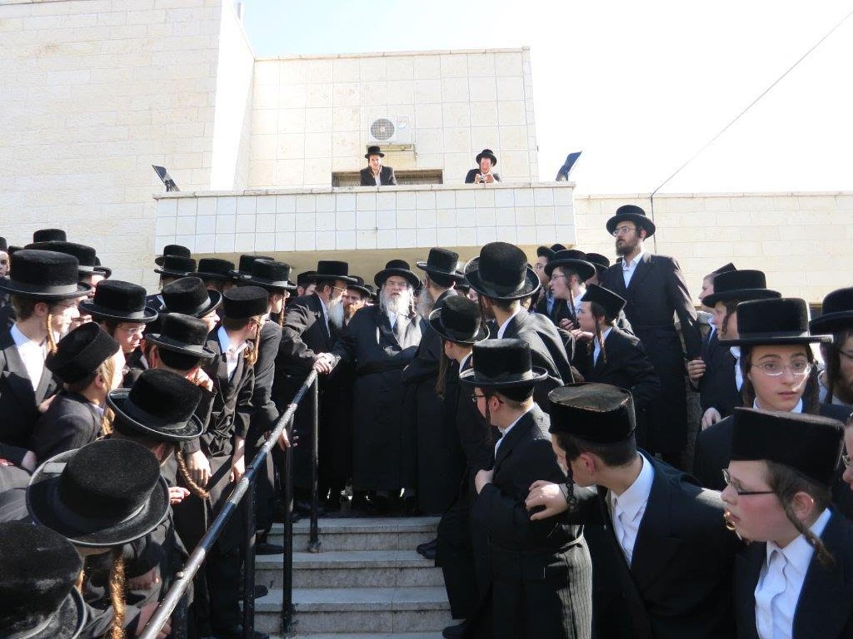 תיעוד: הרבי מבעלזא בישיבת החסידות בטלז סטון