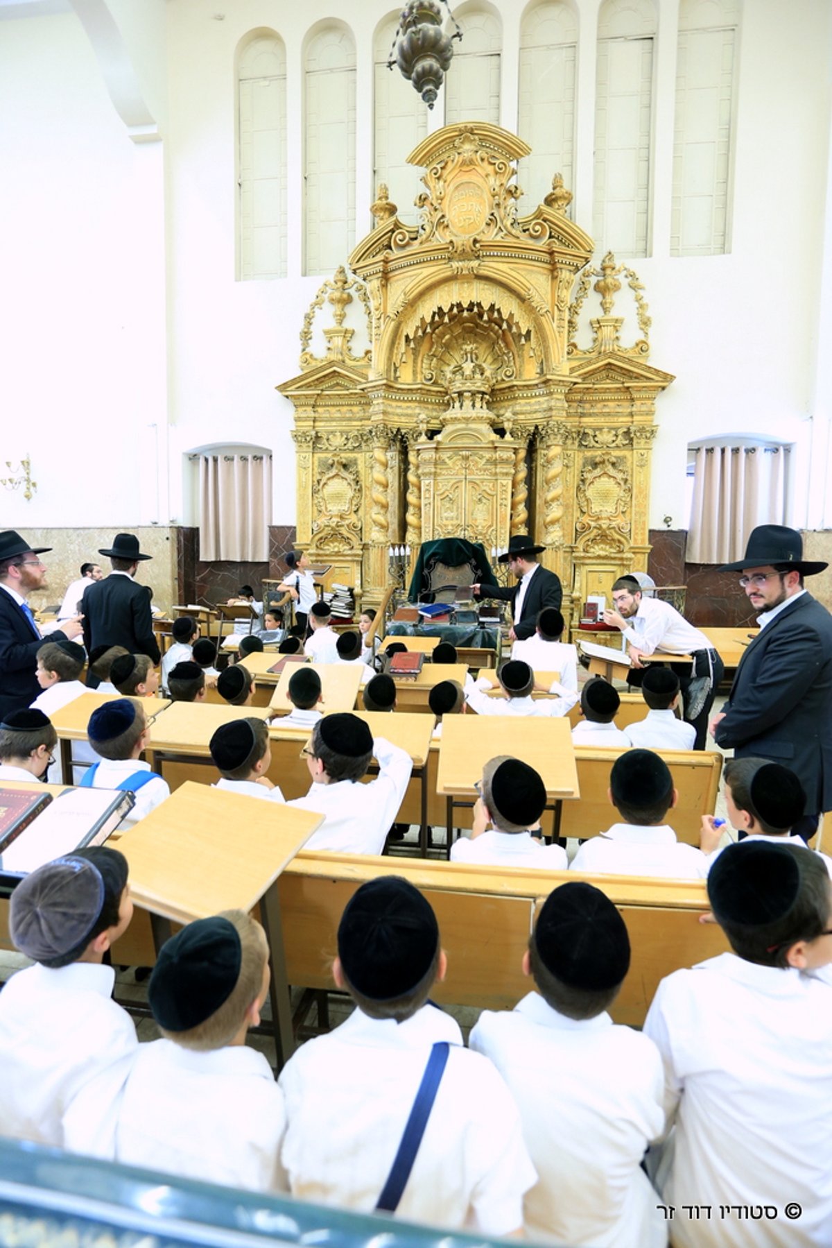 תלמידי החיידר הירושלמי ביקרו בפוניבז'. צפו