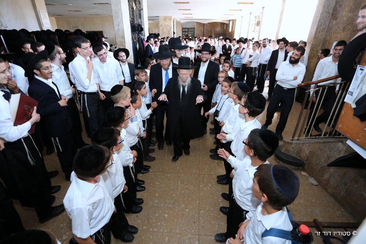 תלמידי החיידר הירושלמי ביקרו בפוניבז'. צפו