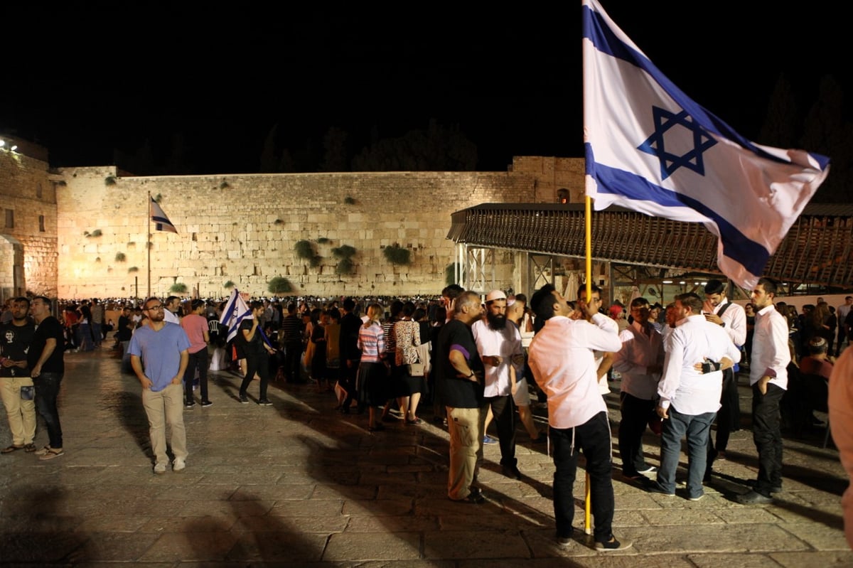 רבבות מתאבלים בכותל המערבי • תיעוד