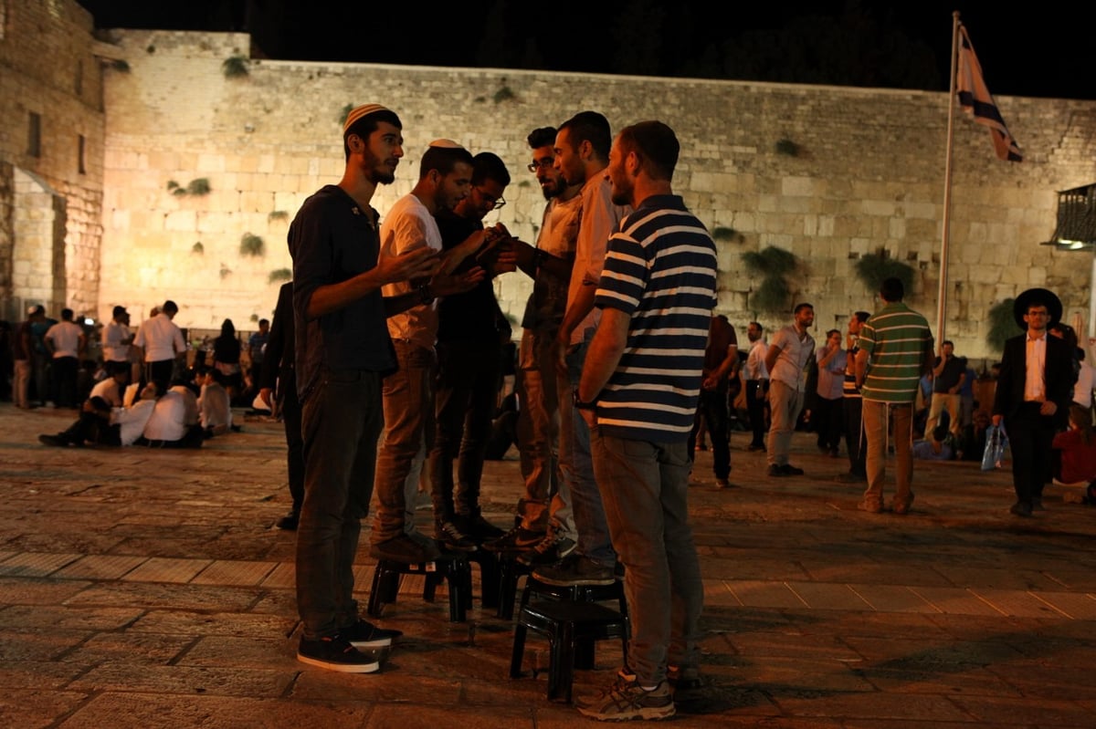 רבבות מתאבלים בכותל המערבי • תיעוד