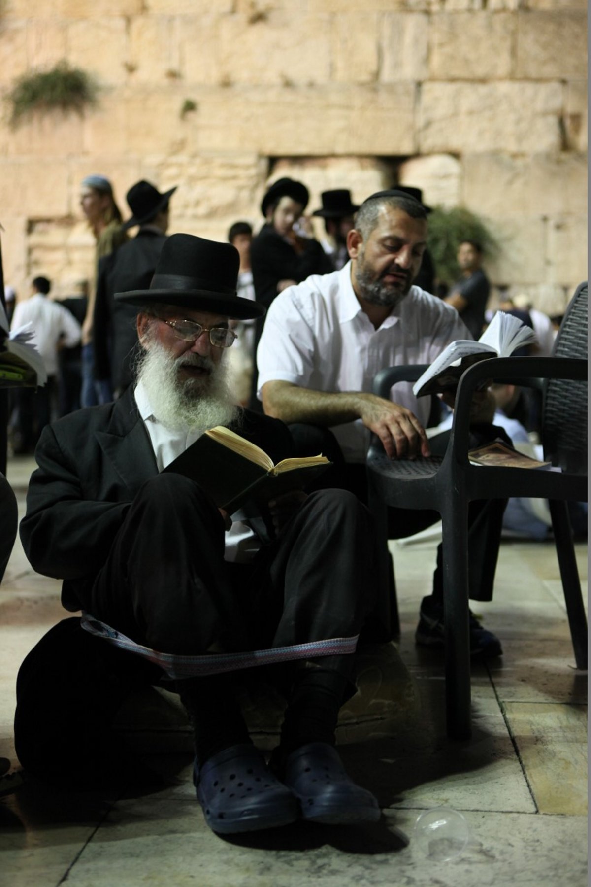 רבבות מתאבלים בכותל המערבי • תיעוד