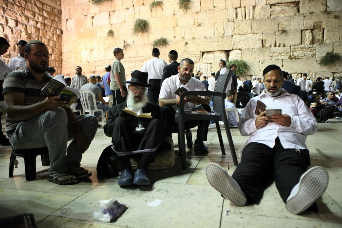 רבבות מתאבלים בכותל המערבי • תיעוד