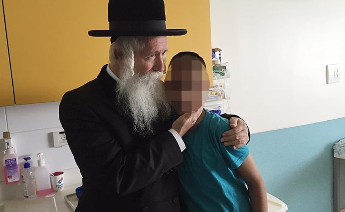 הרב גרוסמן עם הילד
