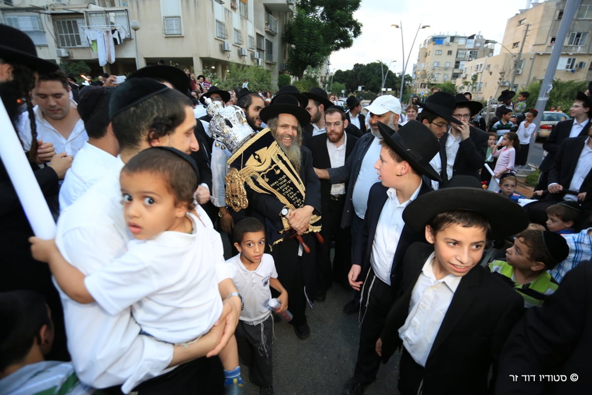 הרב שלום ארוש הכניס ספר תורה בבני ברק • גלריה