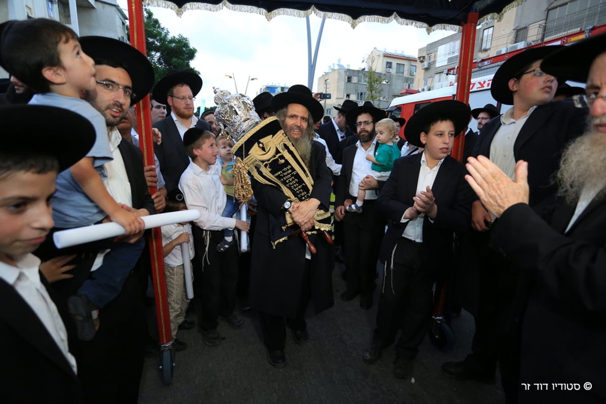 הרב שלום ארוש הכניס ספר תורה בבני ברק • גלריה