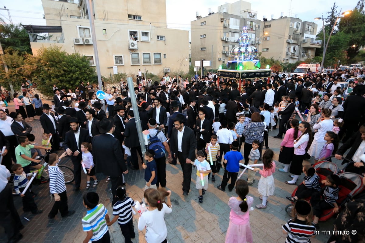 הרב שלום ארוש הכניס ספר תורה בבני ברק • גלריה