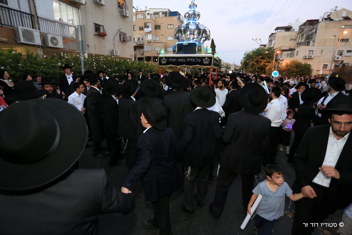 הרב שלום ארוש הכניס ספר תורה בבני ברק • גלריה