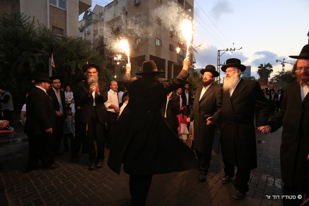 הרב שלום ארוש הכניס ספר תורה בבני ברק • גלריה