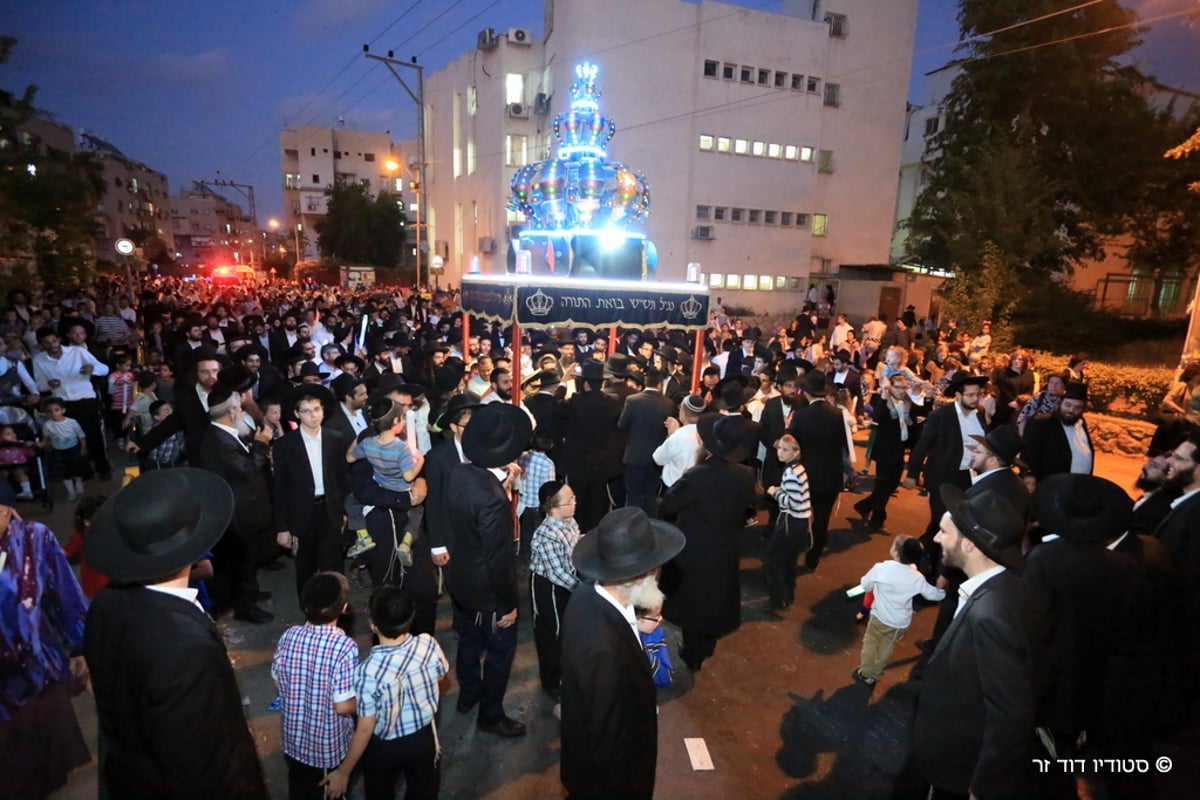 הרב שלום ארוש הכניס ספר תורה בבני ברק • גלריה