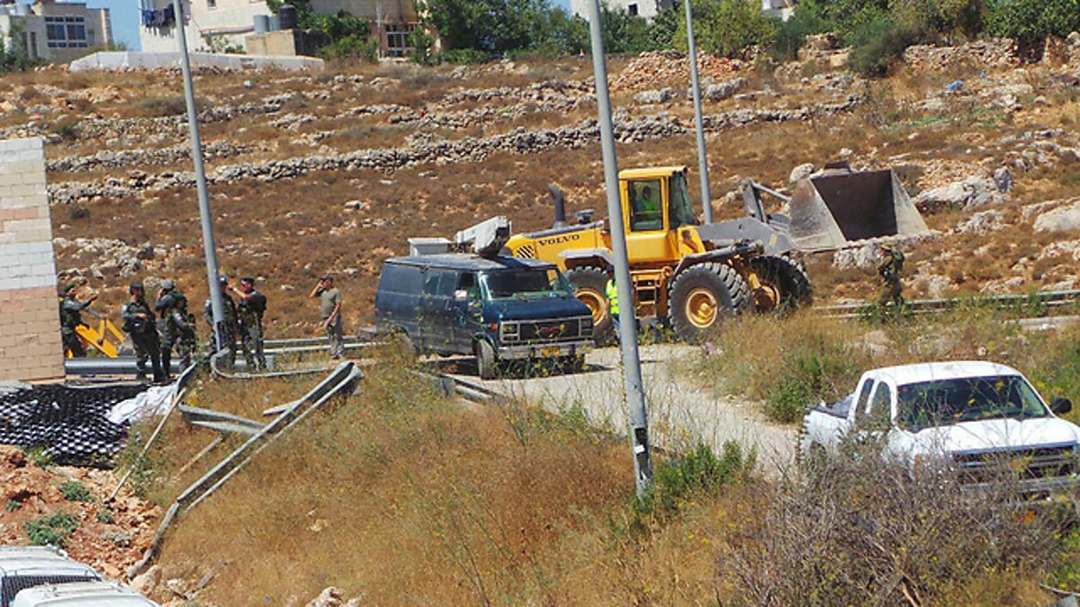 המתנחלים מתעמתים עם השוטרים, בתי המריבה נהרסים