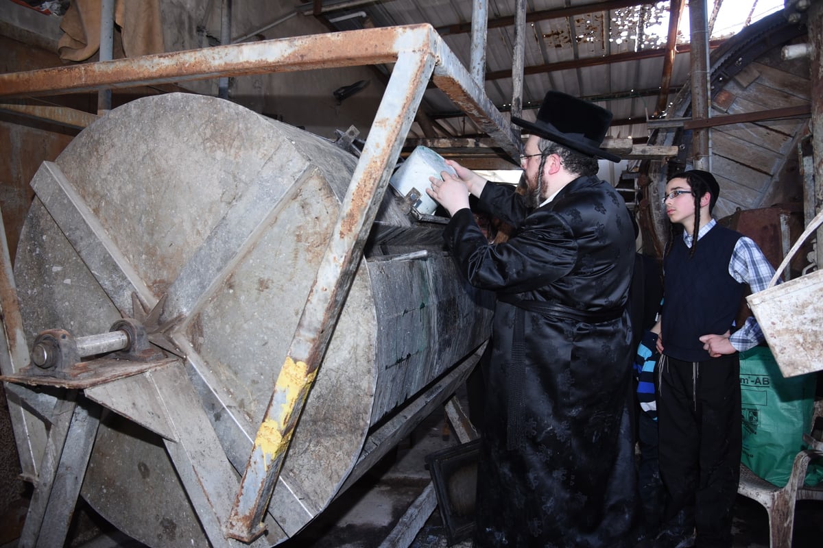 בן הרבי מבעלזא בהכנת רצועות ובתי תפילין לבנו • תיעוד