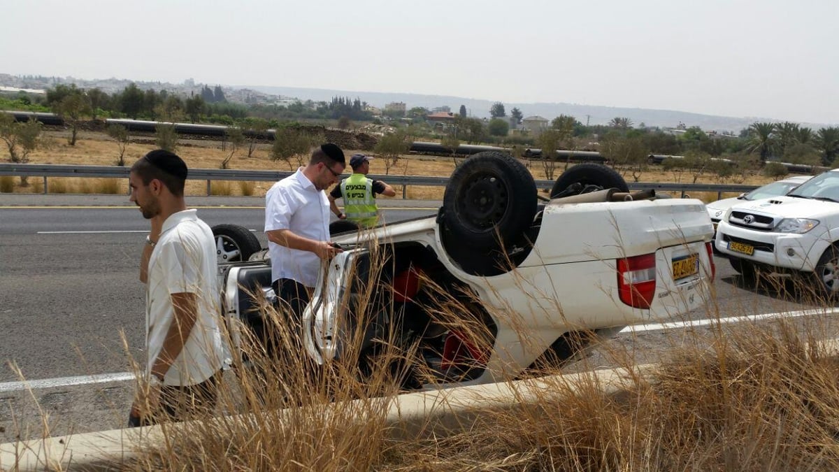 בני המשפחה מאלעד התהפכו עם הרכב ונפצעו קל