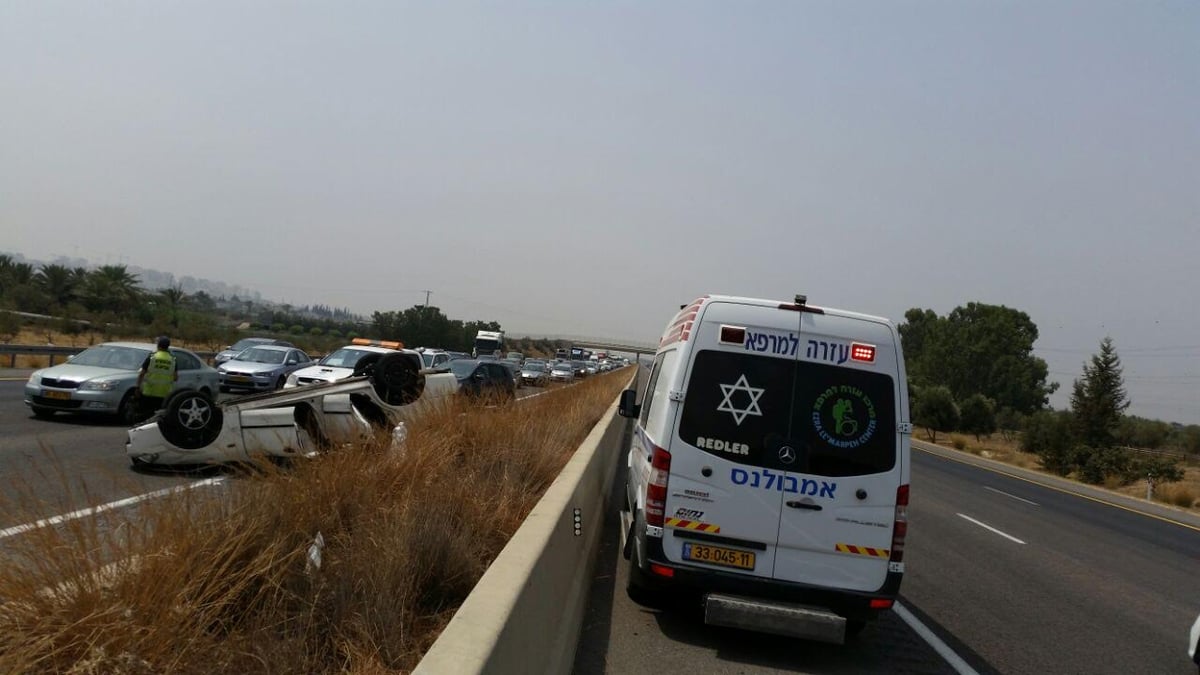 בני המשפחה מאלעד התהפכו עם הרכב ונפצעו קל