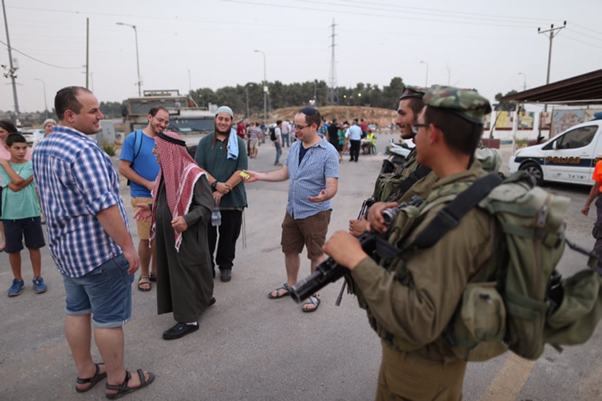 יהודים ומוסלמים התפללו יחד בגוש עציון. צפו בתיעוד