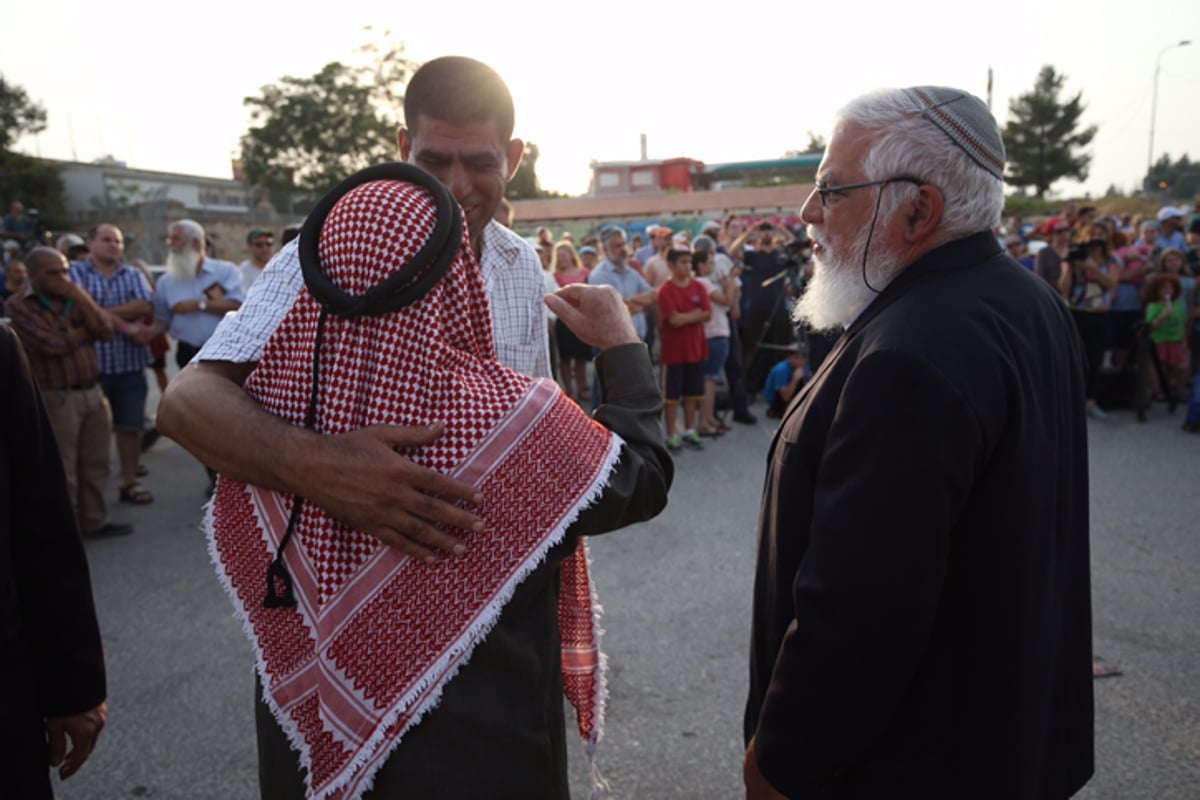 יהודים ומוסלמים התפללו יחד בגוש עציון. צפו בתיעוד