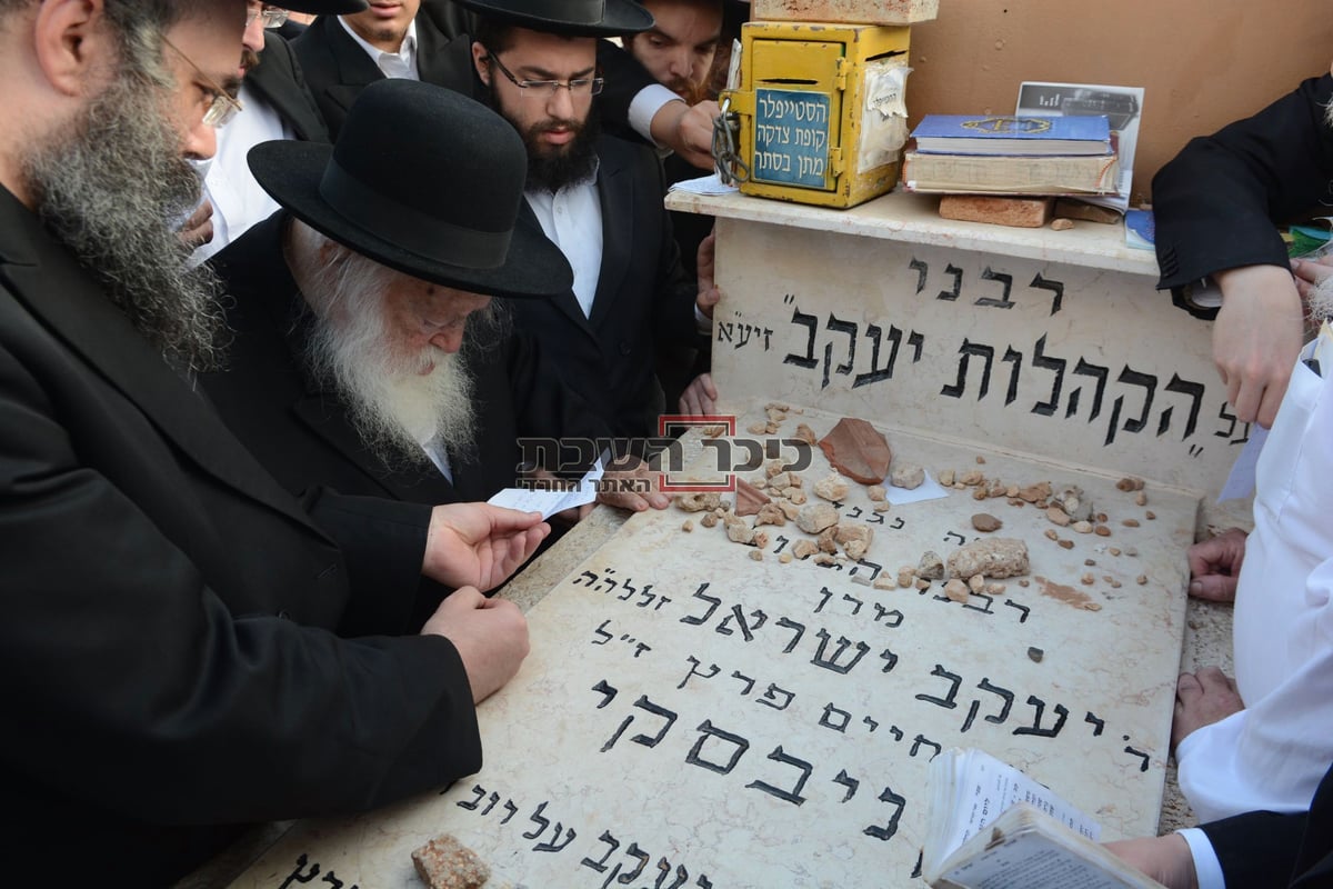 תיעוד מיוחד: מרן הגר"ח קנייבסקי בציון אביו הסטייפלר זצ"ל