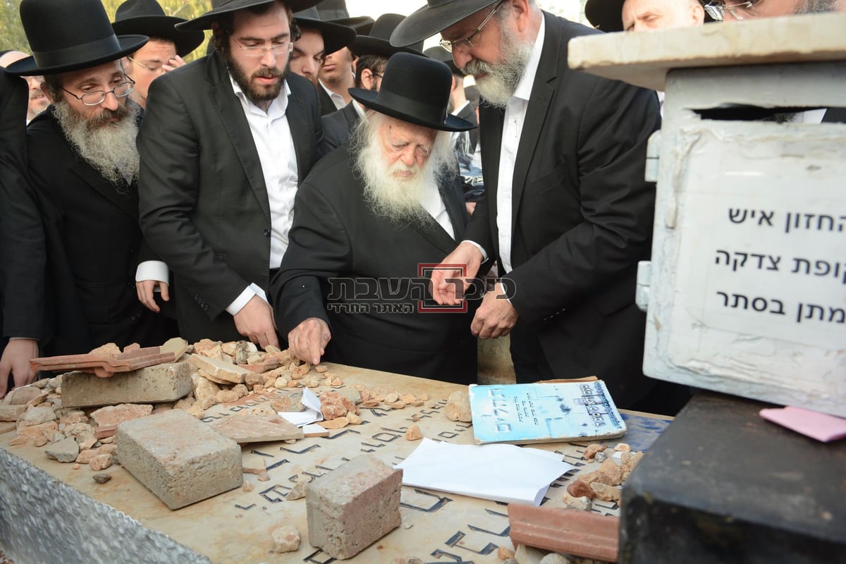 תיעוד מיוחד: מרן הגר"ח קנייבסקי בציון אביו הסטייפלר זצ"ל