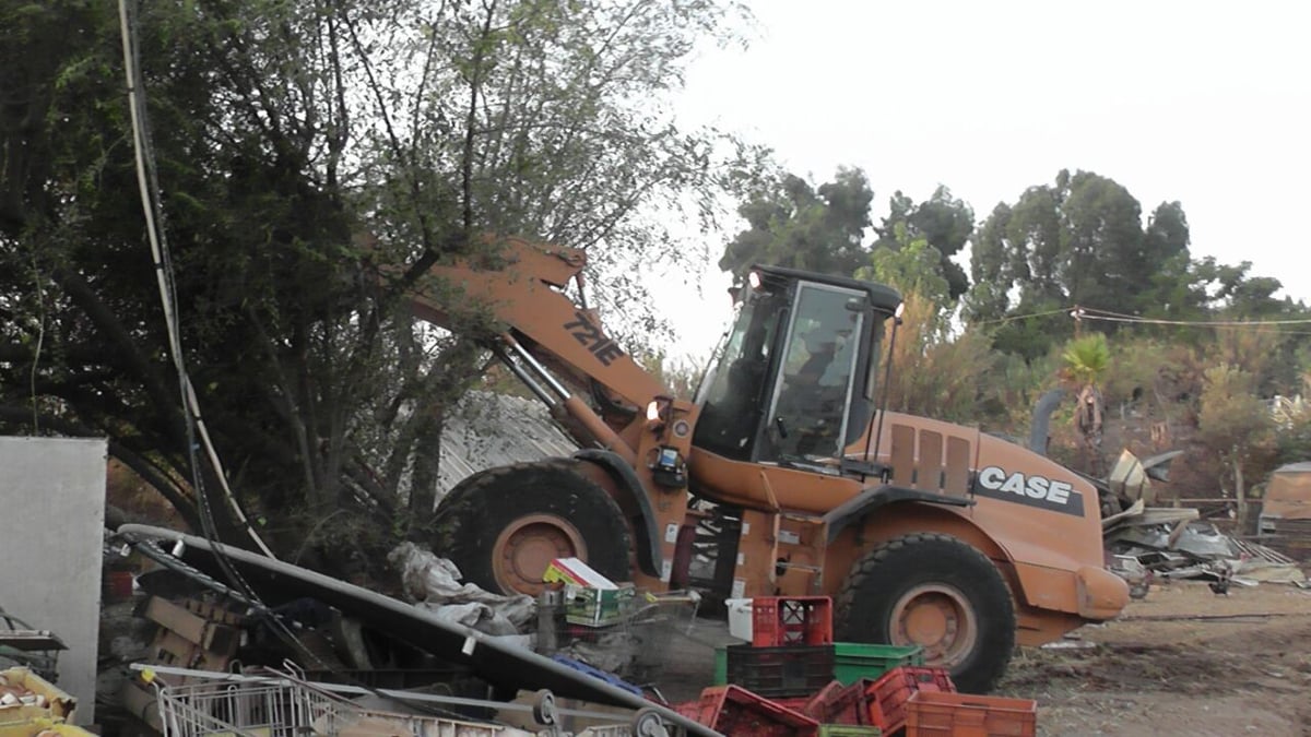 צפו: כוחות משטרה מאבטחים הריסת מבנים בגבעת שמואל